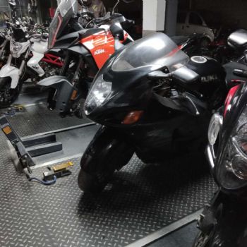 ��ľ �� GSX1300R���ڴ�ó