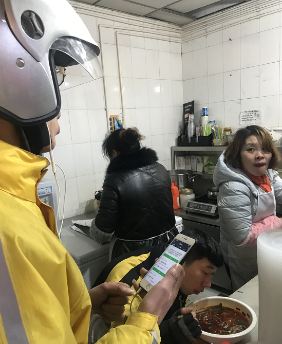 С��ÿ������10�����ҿ�ʼ����������11�㡪1�㣬��������æ��ʱ��
�����߼��ߣ����ǻƽ����֣�����ͬʱ�Ӱ˸����������Ļ�˵����æ�������ˣ���
ͼΪС��ȥһ�����ߵ�ȡ�ͣ����͵�����˵��Ц��

